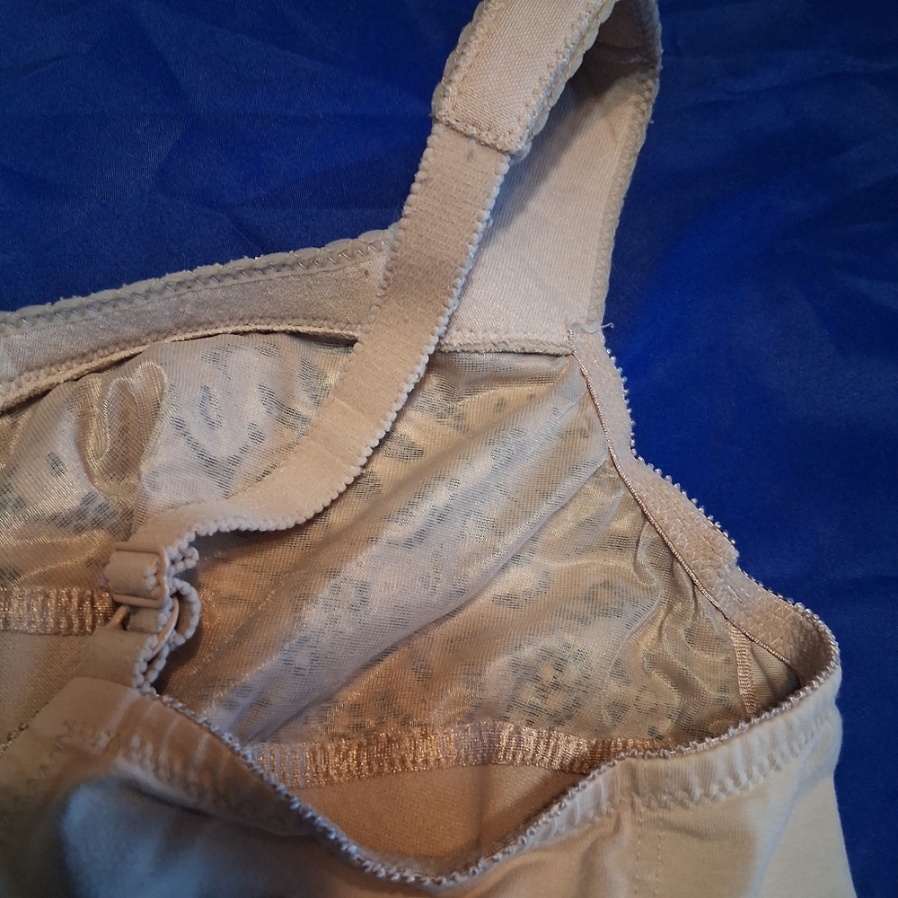 👙Glamorise Elegant Lace Bra in Soft Beige - Picture 7 of 9